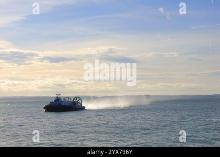 Old Portsmouth et Southsea, Hampshire, Angleterre. 28 novembre 2024. Aéroglisseur de l'île de Wight retournant à travers le Solent à Portsmouth. Banque D'Images