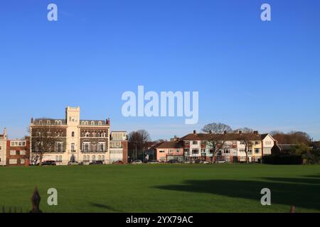 Old Portsmouth et Southsea, Hampshire, Angleterre. 28 novembre 2024. Royal Naval Club et Royal Albert Yacht Club, Pembroke Road. Banque D'Images