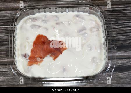 Pâte à tartiner crémeuse, délicieuse saveur de fromage rehausse le goût du repas, un fromage frais doux et doux au goût doux à base de lait et de crème, avec Thin sl Banque D'Images