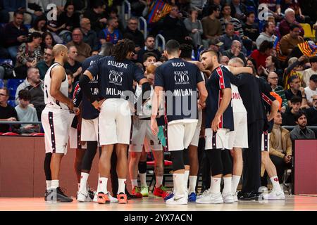 Barcelone, Espagne. 14 décembre 2024. Les joueurs de l'EA7 Emporio Armani Milan lors du match de Turkish Airlines Euroleague, date 15 entre le FC Barcelone et l'EA7 Emporio Armani Milan ont joué au Palau Blaugrana Stadium le 14 décembre 2024 à Barcelone, Espagne. (Photo de Judit Cartiel/PRESSINPHOTO) crédit : AGENCE SPORTIVE PRESSINPHOTO/Alamy Live News Banque D'Images