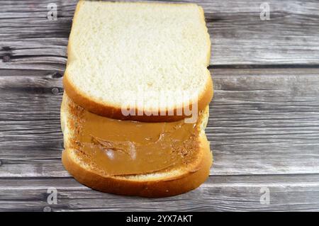 Un pain grillé normal avec biscuits à tartiner au beurre, biscuit à tartiner caramélisé, pâte à tartiner lisse avec une texture riche crémeuse pour les crêpes, brownies, tous les Banque D'Images
