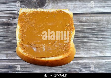 Un pain grillé normal avec biscuits à tartiner au beurre, biscuit à tartiner caramélisé, pâte à tartiner lisse avec une texture riche crémeuse pour les crêpes, brownies, tous les Banque D'Images