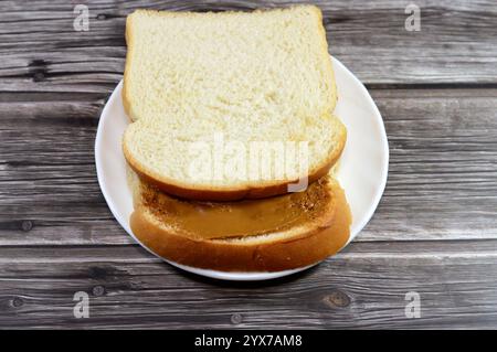 Un pain grillé normal avec biscuits à tartiner au beurre, biscuit à tartiner caramélisé, pâte à tartiner lisse avec une texture riche crémeuse pour les crêpes, brownies, tous les Banque D'Images