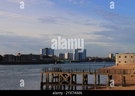 Old Portsmouth et Southsea, Hampshire, Angleterre. 28 novembre 2024. Vestiges d'une jetée dans le vieux Portsmouth avec le front de mer Gosport à l'horizon. Banque D'Images