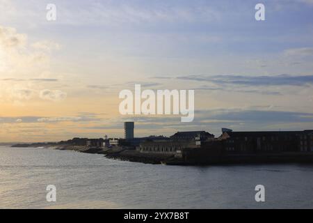 Old Portsmouth et Southsea, Hampshire, Angleterre. 28 novembre 2024. Crépuscule, nuages couchant au-dessus de la péninsule de Gosport, vue de Portsmouth. Banque D'Images