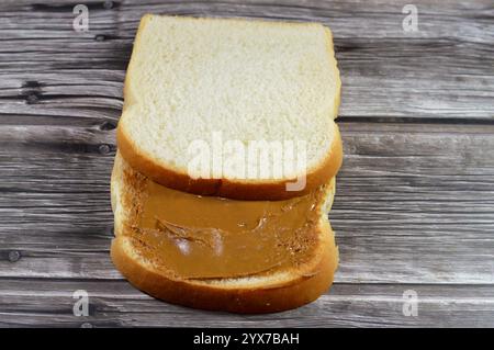 Un pain grillé normal avec biscuits à tartiner au beurre, biscuit à tartiner caramélisé, pâte à tartiner lisse avec une texture riche crémeuse pour les crêpes, brownies, tous les Banque D'Images