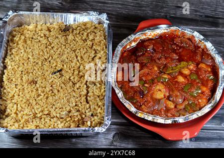 crevettes épluchées de taille moyenne cuites au four avec sauce rouge, laurier, aneth, persil, tranches d'oignons et ail avec poisson de riz rouge avec oignons, opase Banque D'Images