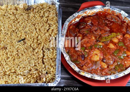 crevettes épluchées de taille moyenne cuites au four avec sauce rouge, laurier, aneth, persil, tranches d'oignons et ail avec poisson de riz rouge avec oignons, opase Banque D'Images