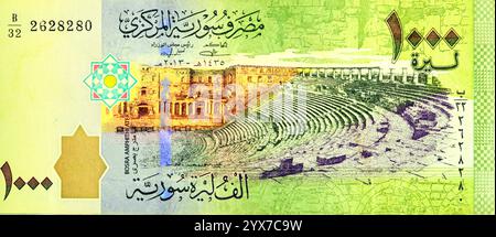 Grand fragment de la face avers d'un billet de mille livres syriennes émis par la banque centrale de Syrie 2013, présente l'amphithéâtre Bosra, Syrie Banque D'Images