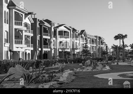 Une vue monochrome du Blue Porto Matruh Resort présentant une architecture élégante, un aménagement paysager luxuriant et des sentiers sereins à Mersa Matruh, en Égypte. Banque D'Images