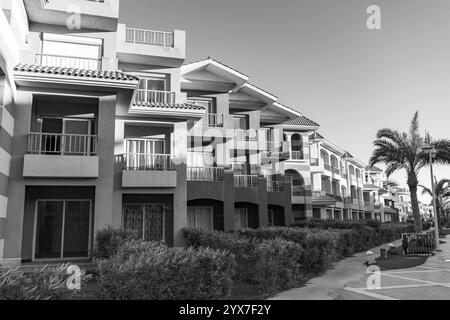 Une vue monochrome du Blue Porto Matruh Resort présentant une architecture élégante, un aménagement paysager luxuriant et des sentiers sereins à Mersa Matruh, en Égypte. Banque D'Images