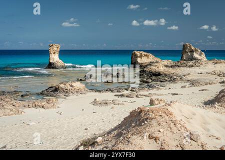 Vue imprenable sur la côte immaculée de Mersa Matruh, avec ses eaux Azur, ses formations rocheuses uniques et ses plages de sable doré sous un ciel dégagé Banque D'Images