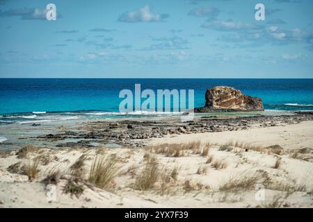 Vue imprenable sur la côte immaculée de Mersa Matruh, avec ses eaux Azur, ses formations rocheuses uniques et ses plages de sable doré sous un ciel dégagé Banque D'Images