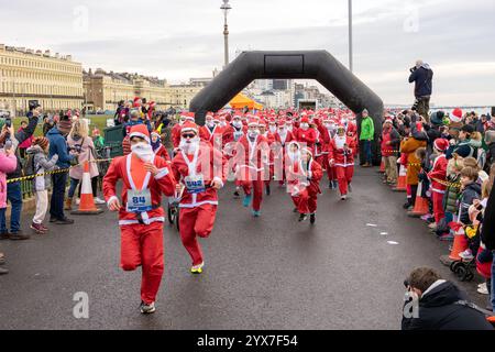 Hove Promenade, ville de Brighton & Hove, East Sussex, Royaume-Uni. C'est le Santa Dash annuel à Hove Promenade, Hove front de mer. La course Brighton Santa Dash est une belle course à plat. Le parcours se dirige vers l'ouest jusqu'à l'Esplanade du front de mer pour 2.5k. Une fois que vous arrivez à Hove Lagoon, vous faites demi-tour et retournez à la ligne départ / arrivée. 14 décembre 2024. David Smith/Alamy Banque D'Images