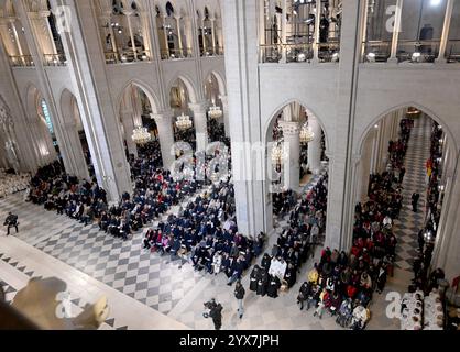 Paris, France. 08 décembre 2024. Messe inaugurale à la cathédrale notre-Dame, accueillant sa première messe depuis le terrible incendie de 2019. Paris, France, le 08 décembre 2024 photo Jeanne Accorsini/Pool/ABACAPRESS. COM Credit : Abaca Press/Alamy Live News Banque D'Images