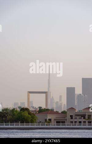 Burj Khalifa et Dubaï encadrent contre le ciel, Emirats Arabes Unis. Banque D'Images