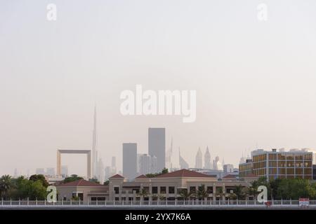 Burj Khalifa et Dubaï encadrent contre le ciel, Emirats Arabes Unis. Banque D'Images