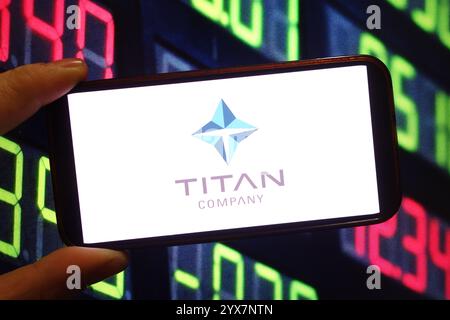 Pologne. 14 décembre 2024. Dans cette illustration photo, le logo Titan Company est affiché sur l'écran d'un smartphone. (Photo de Piotr SWAT/SOPA images/SIPA USA) *** strictement à des fins éditoriales *** crédit : SIPA USA/Alamy Live News Banque D'Images