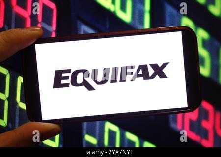 Pologne. 14 décembre 2024. Dans cette illustration photo, le logo de la société Equifax est affiché sur un écran de téléphone intelligent. (Photo de Piotr SWAT/SOPA images/SIPA USA) *** strictement à des fins éditoriales *** crédit : SIPA USA/Alamy Live News Banque D'Images