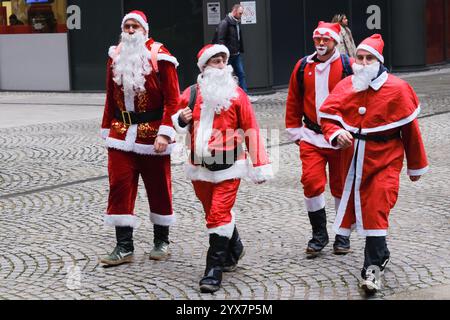 Edgeware, Londres, Royaume-Uni. 14 décembre 2024. Santas assemblé pour Santacon 2024 à Londres. Credit : Matthew Chattle/Alamy Live News Banque D'Images