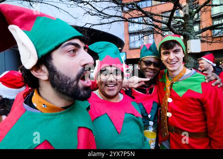 Edgeware, Londres, Royaume-Uni. 14 décembre 2024. Santas assemblé pour Santacon 2024 à Londres. Credit : Matthew Chattle/Alamy Live News Banque D'Images