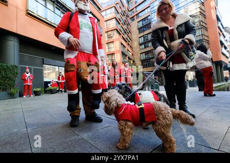 Edgeware, Londres, Royaume-Uni. 14 décembre 2024. Santas assemblé pour Santacon 2024 à Londres. Credit : Matthew Chattle/Alamy Live News Banque D'Images