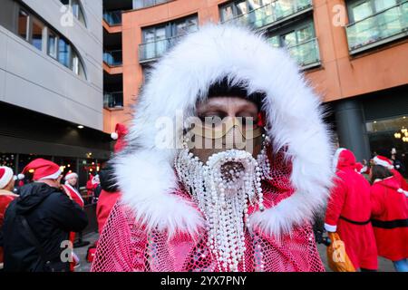 Edgeware, Londres, Royaume-Uni. 14 décembre 2024. Santas assemblé pour Santacon 2024 à Londres. Credit : Matthew Chattle/Alamy Live News Banque D'Images