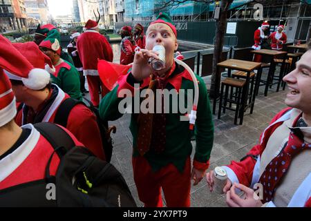 Edgeware, Londres, Royaume-Uni. 14 décembre 2024. Santas assemblé pour Santacon 2024 à Londres. Credit : Matthew Chattle/Alamy Live News Banque D'Images