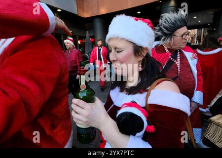 Edgeware, Londres, Royaume-Uni. 14 décembre 2024. Santas assemblé pour Santacon 2024 à Londres. Credit : Matthew Chattle/Alamy Live News Banque D'Images