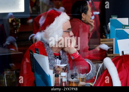 Edgeware, Londres, Royaume-Uni. 14 décembre 2024. Santas assemblé pour Santacon 2024 à Londres. Credit : Matthew Chattle/Alamy Live News Banque D'Images