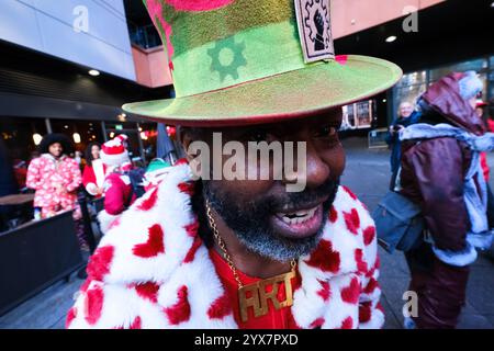 Edgeware, Londres, Royaume-Uni. 14 décembre 2024. Santas assemblé pour Santacon 2024 à Londres. Credit : Matthew Chattle/Alamy Live News Banque D'Images