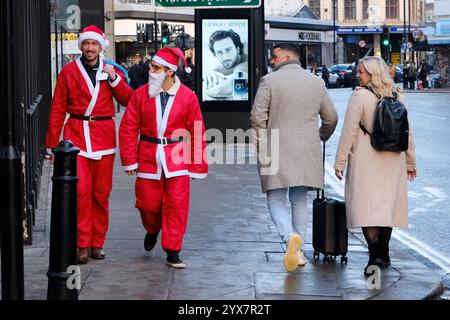 Edgeware, Londres, Royaume-Uni. 14 décembre 2024. Santas assemblé pour Santacon 2024 à Londres. Credit : Matthew Chattle/Alamy Live News Banque D'Images