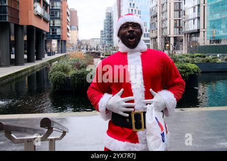 Edgeware, Londres, Royaume-Uni. 14 décembre 2024. Santas assemblé pour Santacon 2024 à Londres. Credit : Matthew Chattle/Alamy Live News Banque D'Images