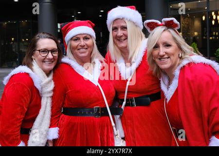 Edgeware, Londres, Royaume-Uni. 14 décembre 2024. Santas assemblé pour Santacon 2024 à Londres. Credit : Matthew Chattle/Alamy Live News Banque D'Images