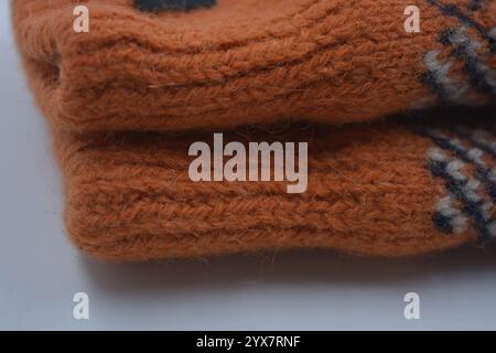 Tissu tricoté d'hiver chaud, doux, fait de fils de laine épais orange et gris. Banque D'Images