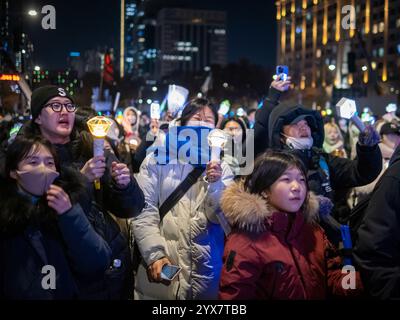 Les manifestants célèbrent près de l'Assemblée nationale à Séoul, en Corée du Sud, le samedi 14 décembre 2024. Yoon est destitué pour sa tentative de loi martiale par un vote de 204 à 85. Photo de Thomas Maresca/UPI crédit : UPI/Alamy Live News Banque D'Images