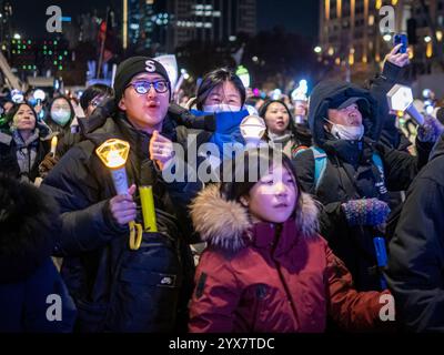 Les manifestants célèbrent près de l'Assemblée nationale à Séoul, en Corée du Sud, le samedi 14 décembre 2024. Yoon est destitué pour sa tentative de loi martiale par un vote de 204 à 85. Photo de Thomas Maresca/UPI crédit : UPI/Alamy Live News Banque D'Images