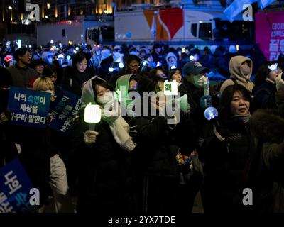 Les manifestants célèbrent près de l'Assemblée nationale à Séoul, Corée du Sud le samedi 14 décembre 2024, Yoon a été destitué pour sa tentative de loi martiale par un vote de 204 à 85. Photo de Thomas Maresca/UPI crédit : UPI/Alamy Live News Banque D'Images