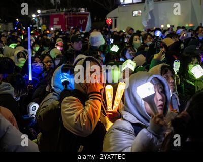 Les manifestants célèbrent près de l'Assemblée nationale à Séoul, en Corée du Sud, le samedi 14 décembre 2024. Yoon est destitué pour sa tentative de loi martiale par un vote de 204 à 85. Photo de Thomas Maresca/UPI crédit : UPI/Alamy Live News Banque D'Images