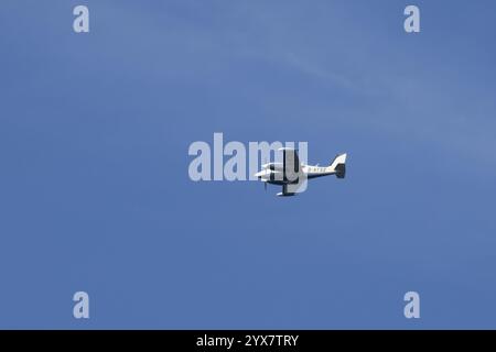 Piper PA-30 Twin Comanche avion volant dans un ciel bleu, Angleterre, Royaume-Uni, Europe Banque D'Images