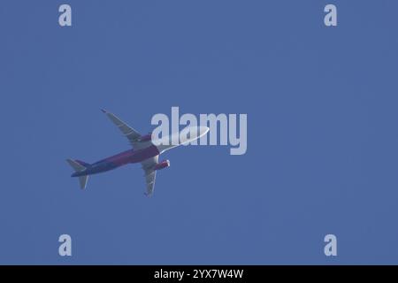 Airbus A321 avion de passagers à réaction de Wizz air volant dans un ciel bleu, Angleterre, Royaume-Uni, Europe Banque D'Images