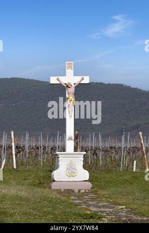 Une statue du Christ sur une croix devant les vignes et le ciel bleu, Palatinat Sud, Palatinat, Rhénanie-Palatinat, Allemagne, Europe Banque D'Images