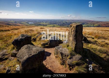 L'ancienne pierre d'Aiggin surplombant le Grand Manchester dans la plaine ci-dessous, Rochdale, Angleterre. Banque D'Images