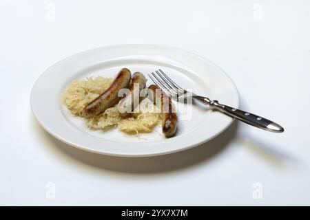 Saucisses de Nuremberg avec choucroute dans une assiette, Rostbratwurst, Allemagne, Europe Banque D'Images