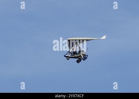 Avion micro-léger volant dans un ciel bleu, Angleterre, Royaume-Uni, Europe Banque D'Images