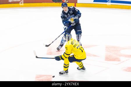 Fribourg, Suisse, 14 décembre 2024 : #27 Santtu Kinnunen (Finlande) passe autour du #71 Isa Brannstrom (Suède). (Photo de Andreas Haas/dieBildmanufaktur) crédit : dieBildmanufaktur/Alamy Live News Banque D'Images