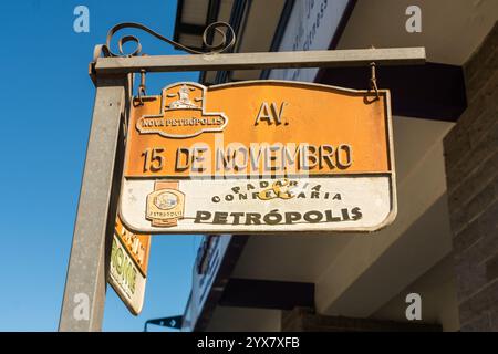 Nova Petropolis, Brésil - 10 novembre 2024 : Av. 15 de Novembro panneau de rue dans le centre-ville de Nova Petropolis Banque D'Images