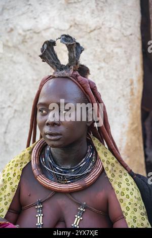 Femme Himba mariée avec coiffe traditionnelle, portrait, village traditionnel Himba, Kaokoveld, Kunene, Namibie, Afrique Banque D'Images