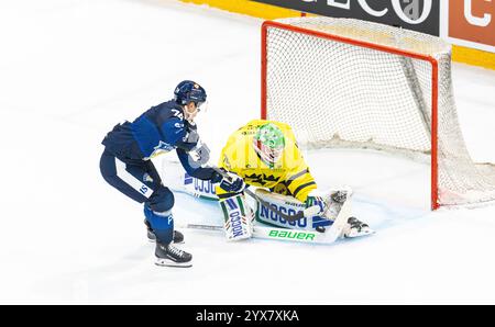 Fribourg, Suisse, 14 décembre 2024 : #74 Antti Suomela (Finlande) ne peut pas battre le gardien #75 Arvid Holm (Suède) en duel direct. (Photo de Andreas Haas/dieBildmanufaktur) crédit : dieBildmanufaktur/Alamy Live News Banque D'Images