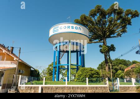 Nova Petropolis, Brésil - 10 novembre 2024 : réservoir Corsan - fournisseur d'eau à Rio Grande do Sul Banque D'Images